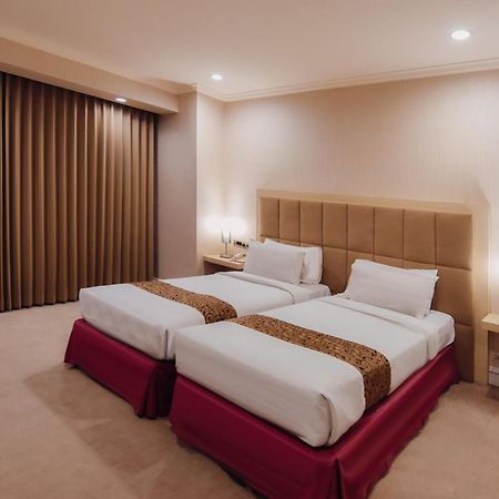 Surabaya Suites Hotel Powered By Archipelago Экстерьер фото