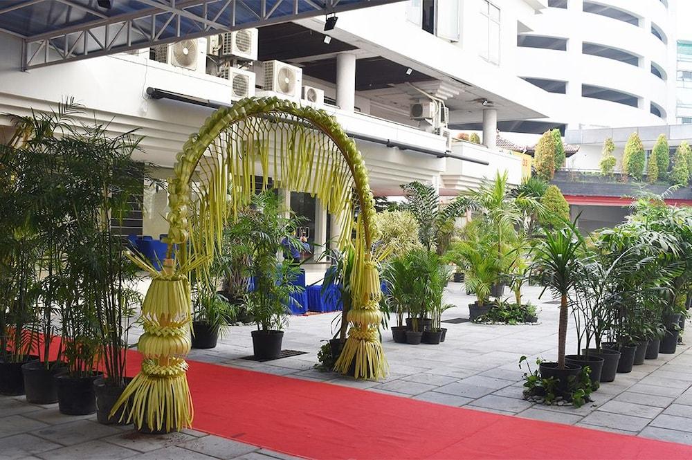 Surabaya Suites Hotel Powered By Archipelago Экстерьер фото