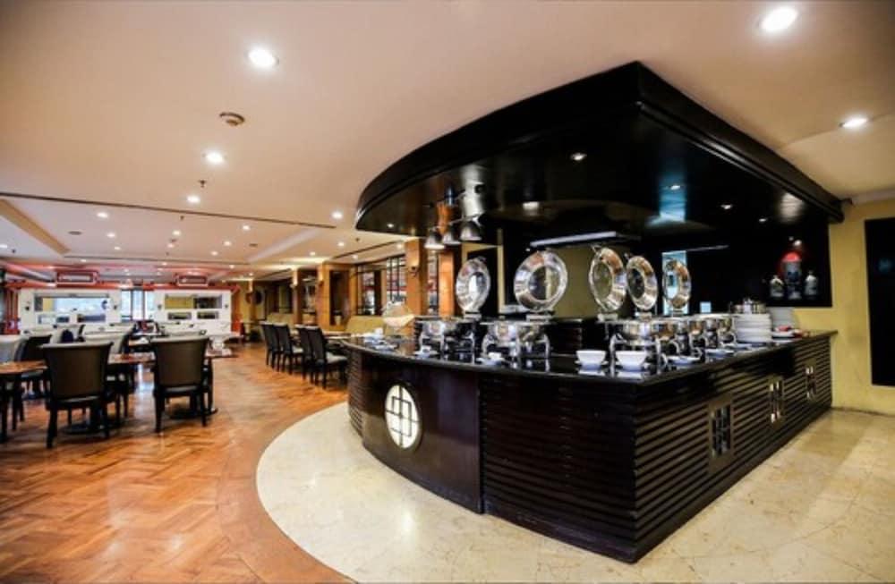Surabaya Suites Hotel Powered By Archipelago Экстерьер фото