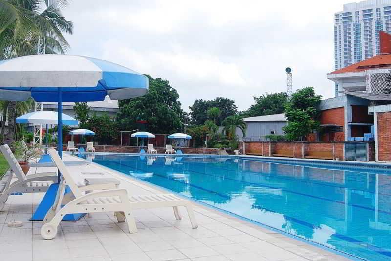 Surabaya Suites Hotel Powered By Archipelago Экстерьер фото