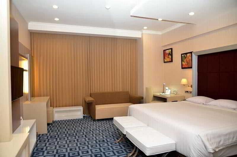 Surabaya Suites Hotel Powered By Archipelago Экстерьер фото