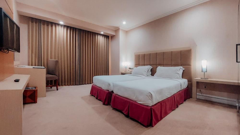 Surabaya Suites Hotel Powered By Archipelago Экстерьер фото