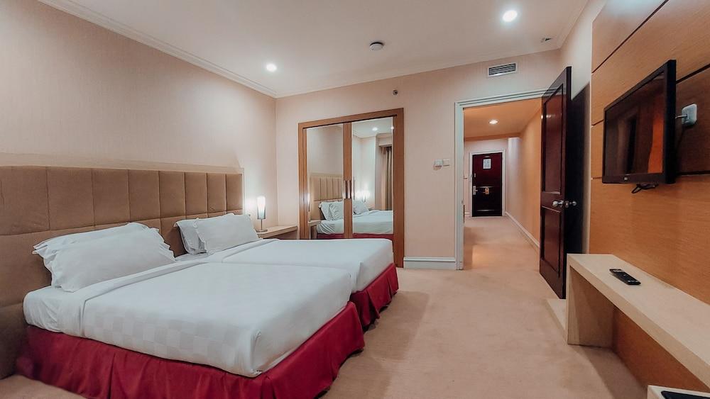 Surabaya Suites Hotel Powered By Archipelago Экстерьер фото