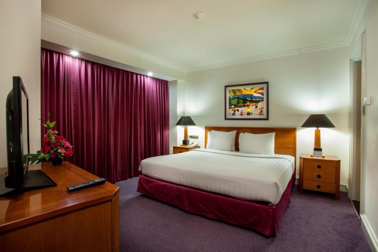 Surabaya Suites Hotel Powered By Archipelago Экстерьер фото