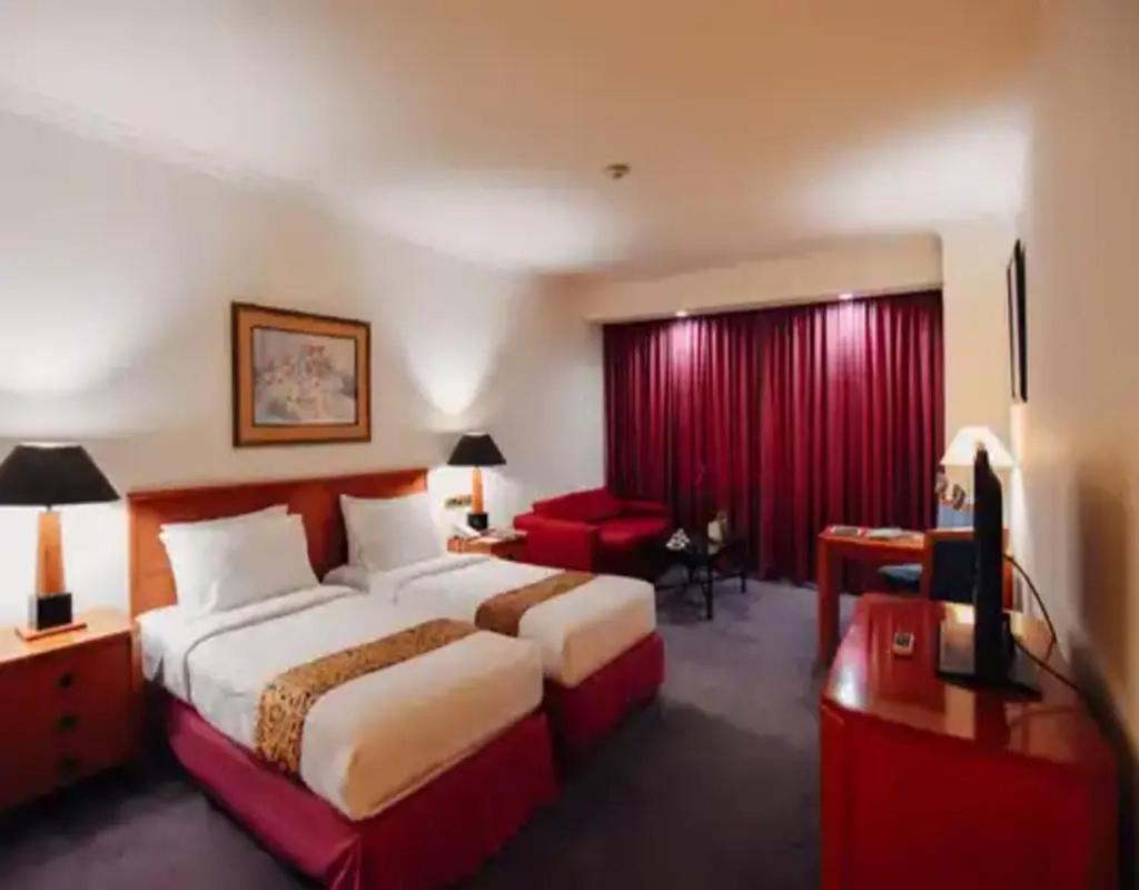 Surabaya Suites Hotel Powered By Archipelago Экстерьер фото