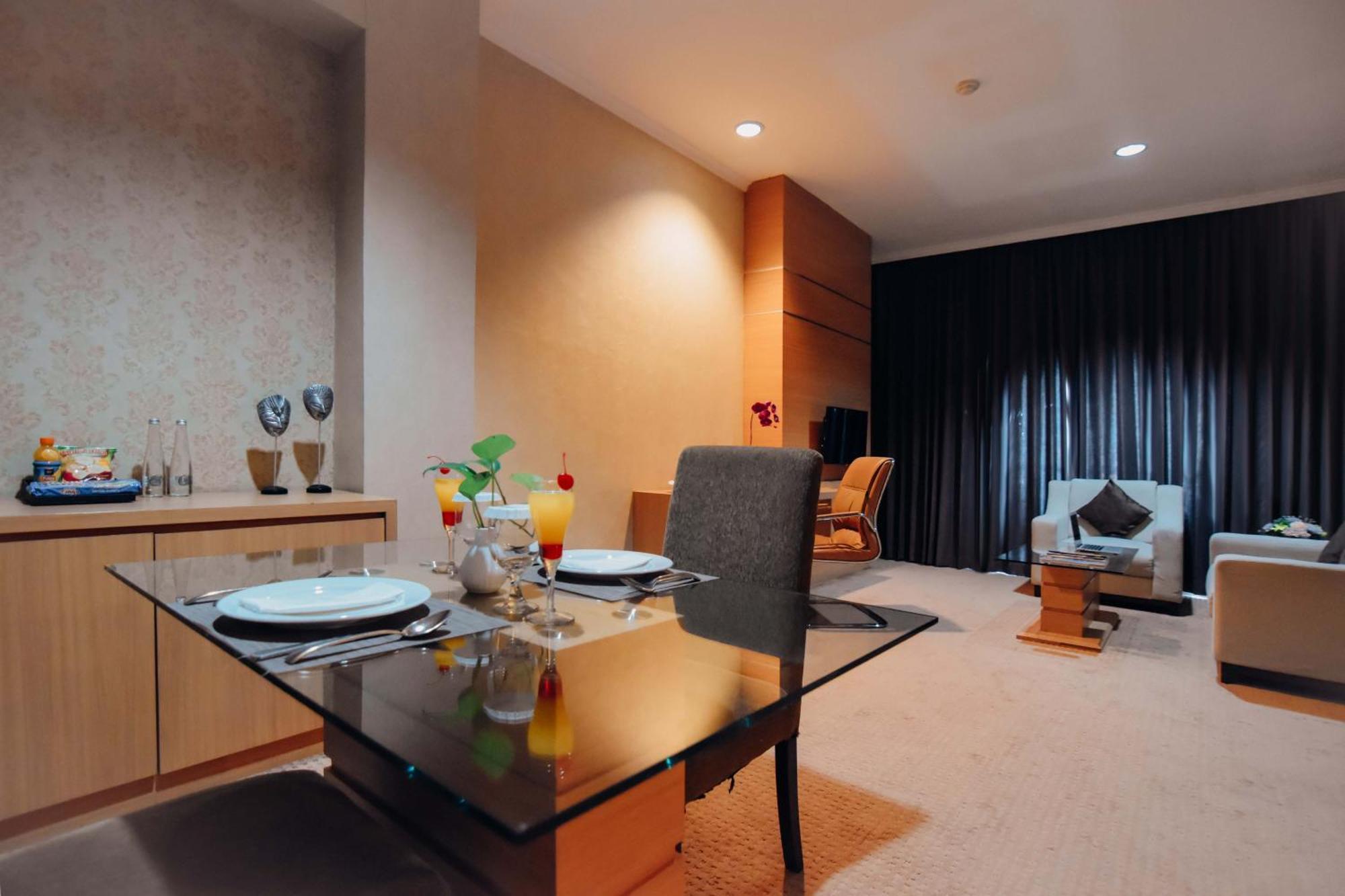 Surabaya Suites Hotel Powered By Archipelago Экстерьер фото