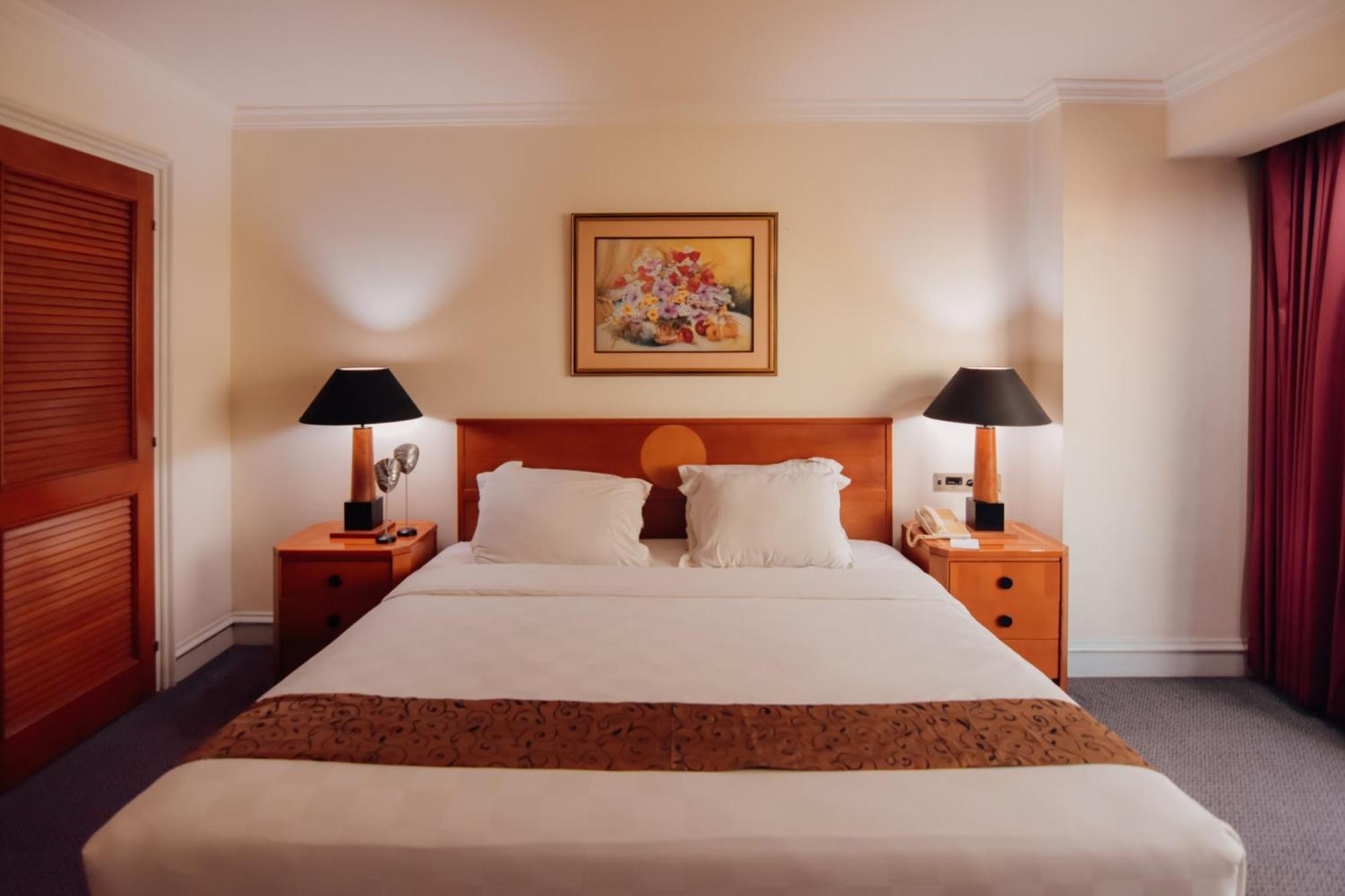 Surabaya Suites Hotel Powered By Archipelago Экстерьер фото