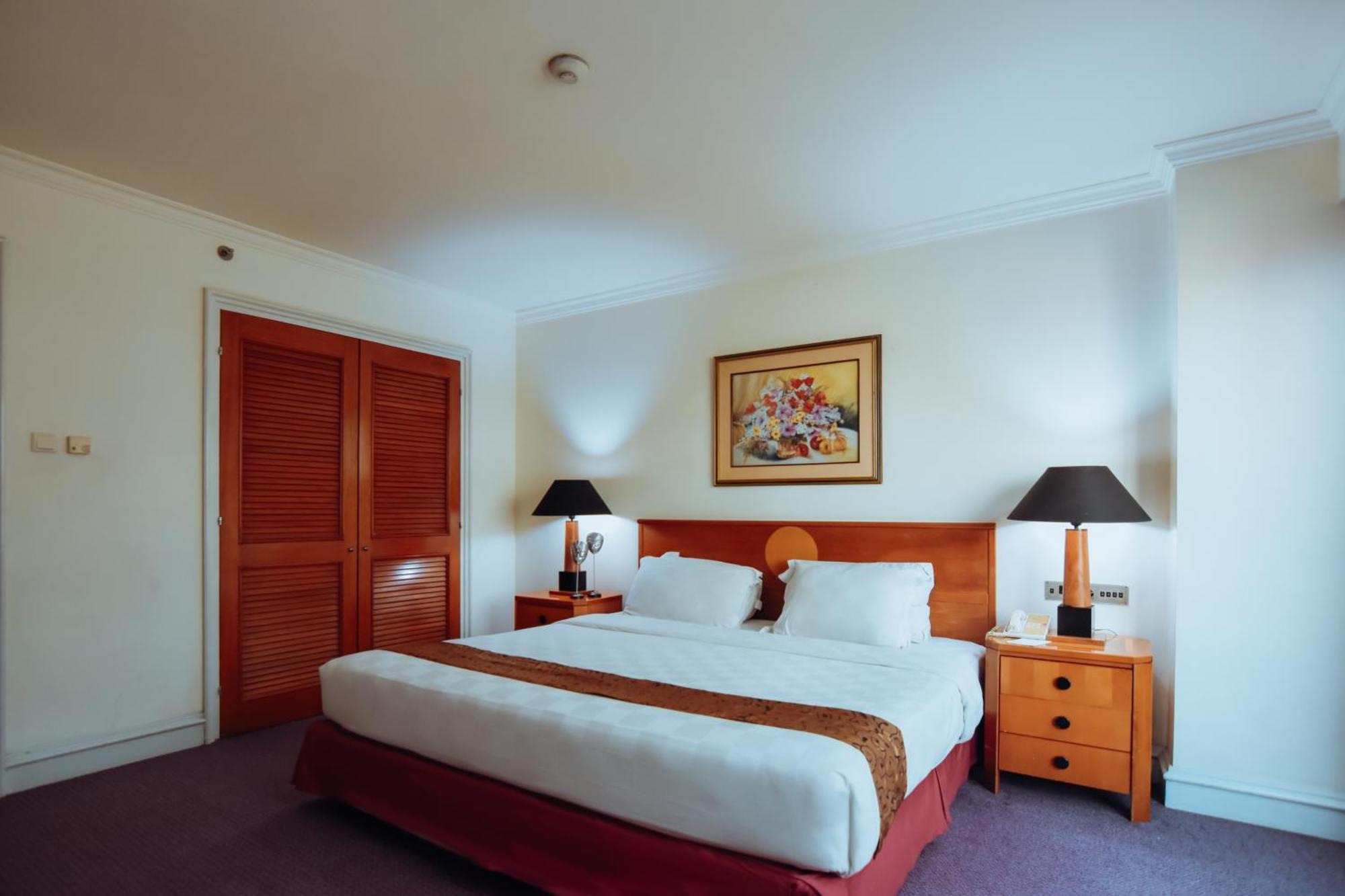 Surabaya Suites Hotel Powered By Archipelago Экстерьер фото