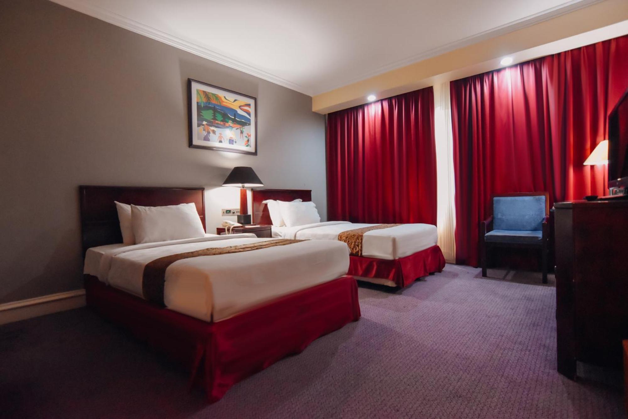 Surabaya Suites Hotel Powered By Archipelago Экстерьер фото