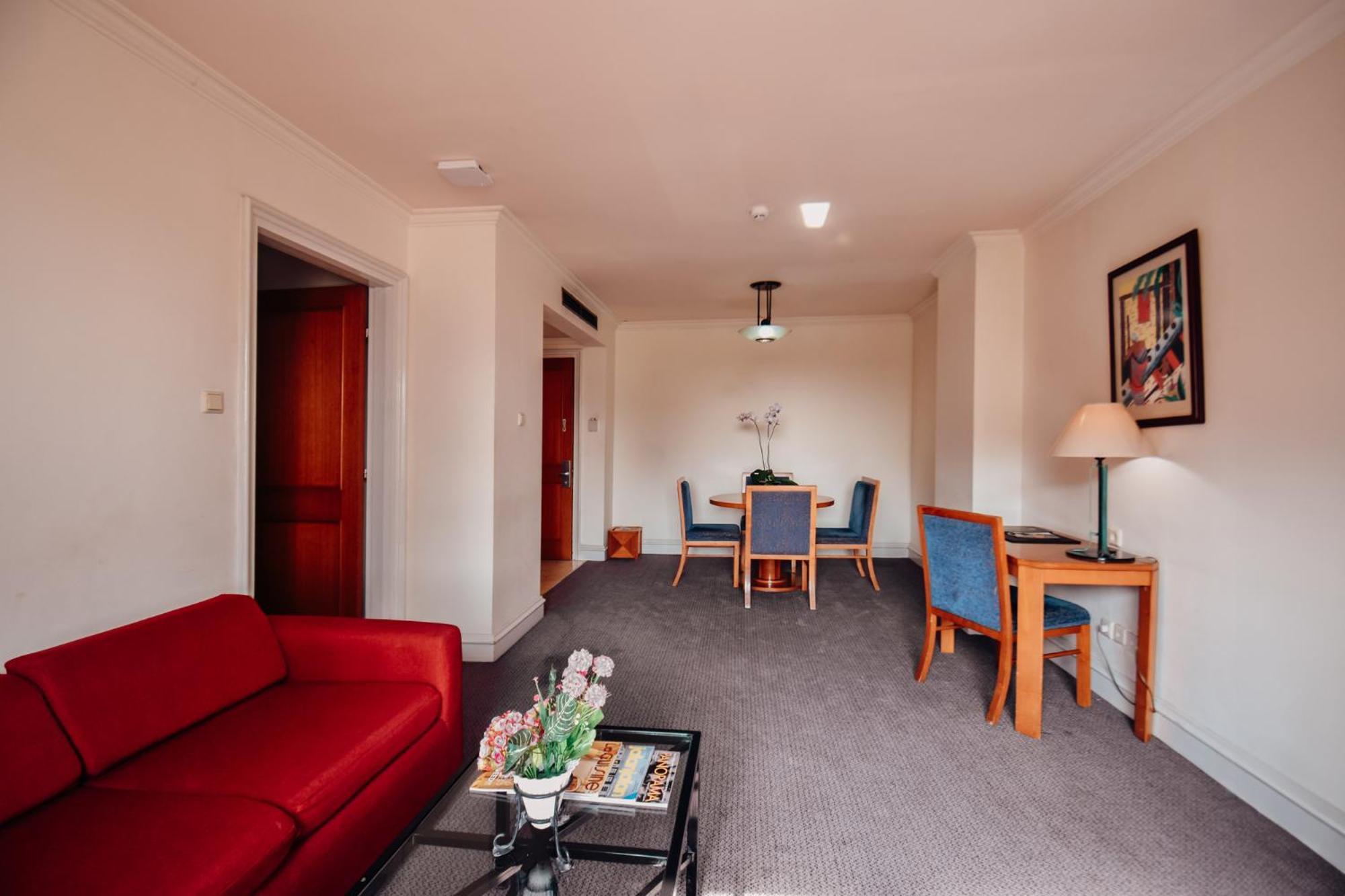 Surabaya Suites Hotel Powered By Archipelago Экстерьер фото