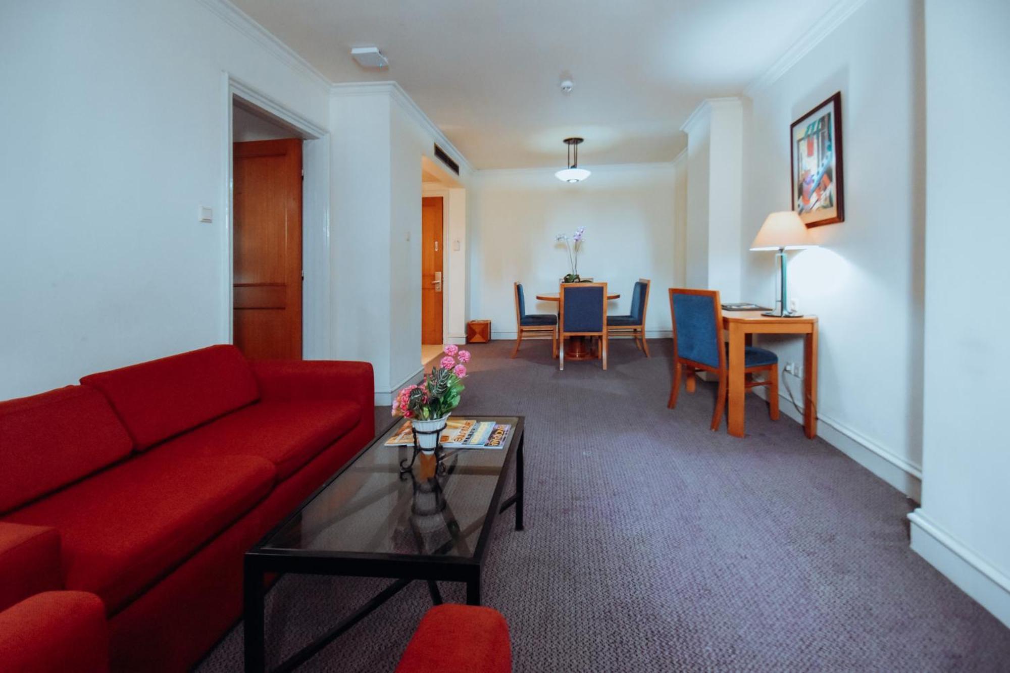 Surabaya Suites Hotel Powered By Archipelago Экстерьер фото