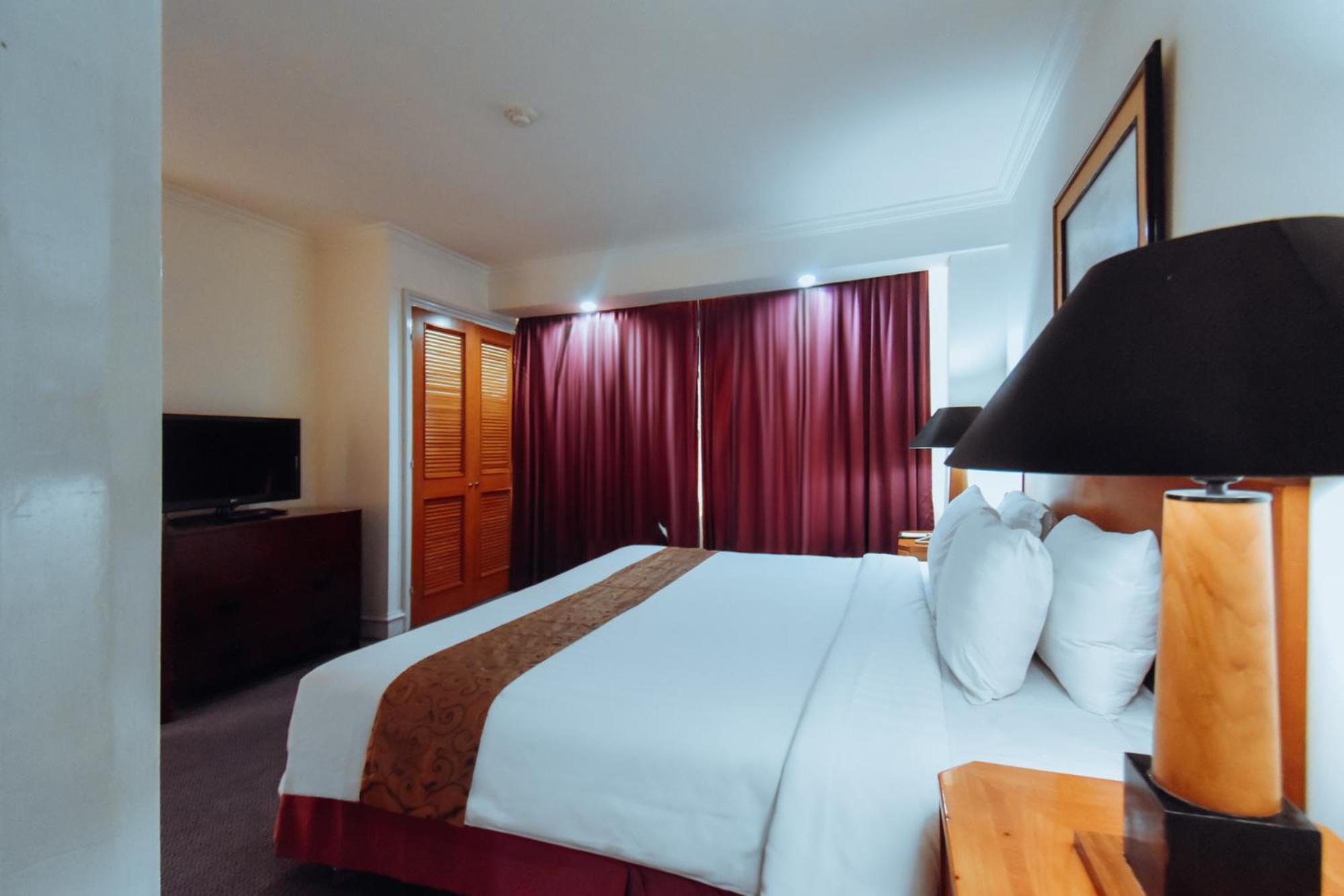 Surabaya Suites Hotel Powered By Archipelago Экстерьер фото