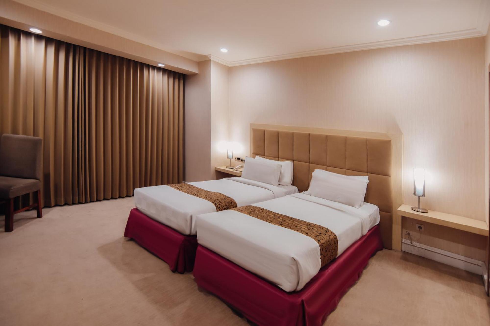 Surabaya Suites Hotel Powered By Archipelago Экстерьер фото